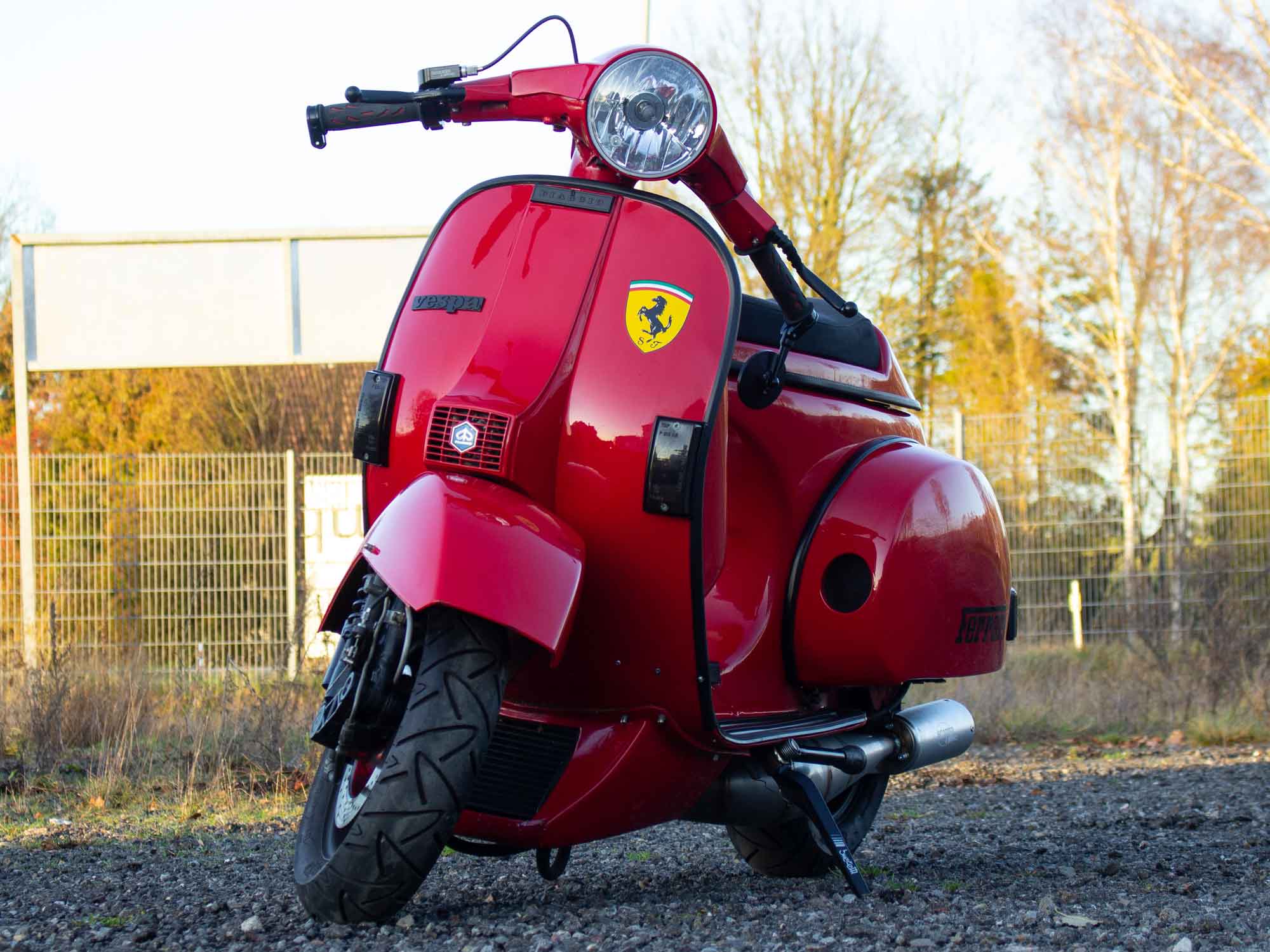 Custom Vespa PX 244ccm mit Scheibenbremse in Ferrari Rot