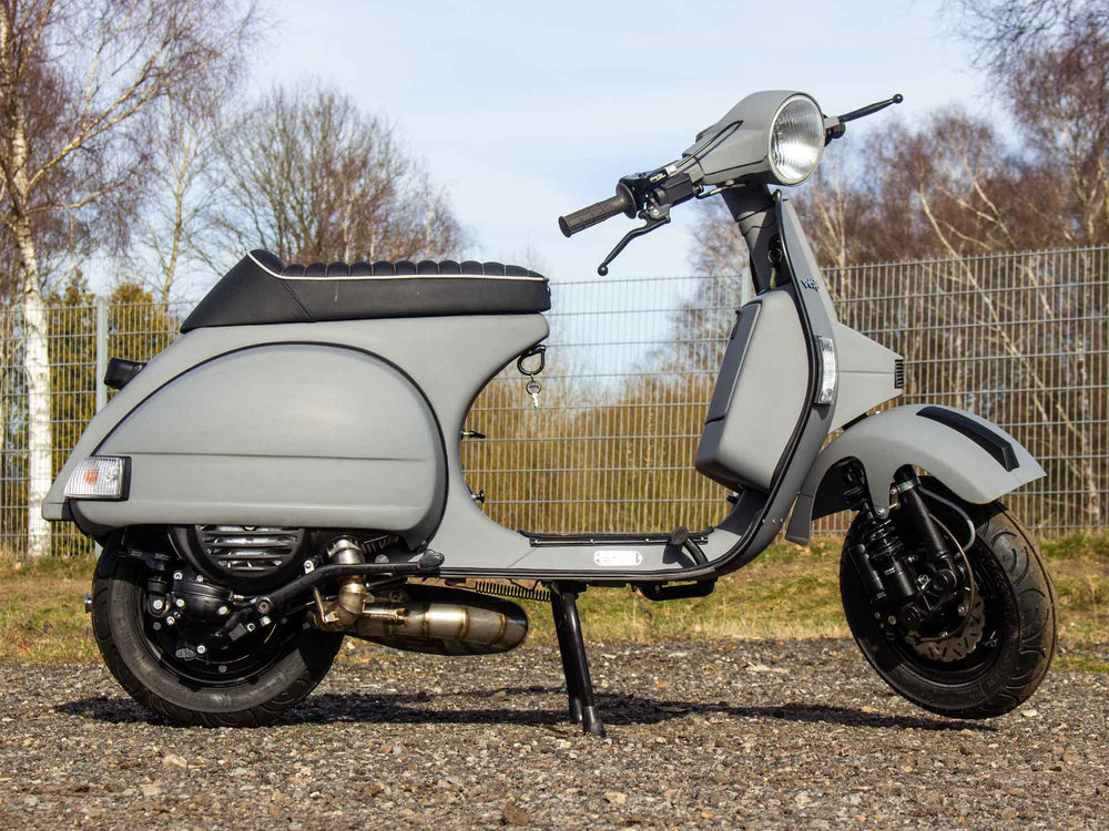 Custom Vespa Umbau PX 244ccm mit Scheibenbremse und Rennauspuff in Matt Grau