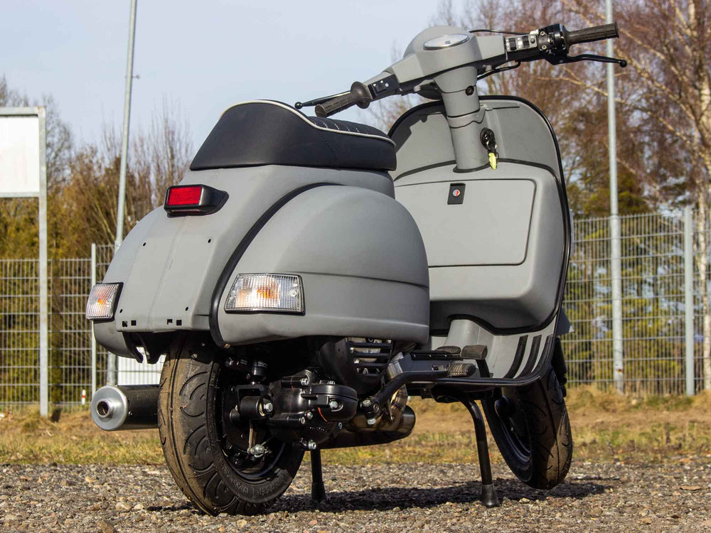 Custom Vespa Umbau PX 244ccm mit Scheibenbremse und Rennauspuff in Matt Grau