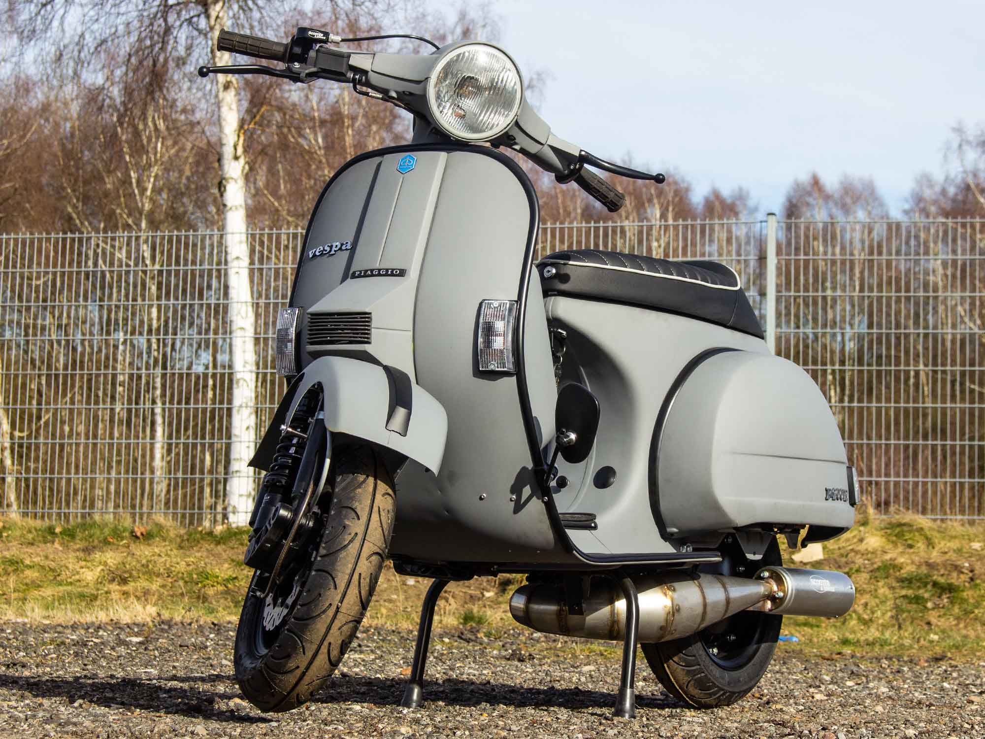 Custom Vespa Umbau PX 244ccm mit Scheibenbremse und Rennauspuff in Matt Grau