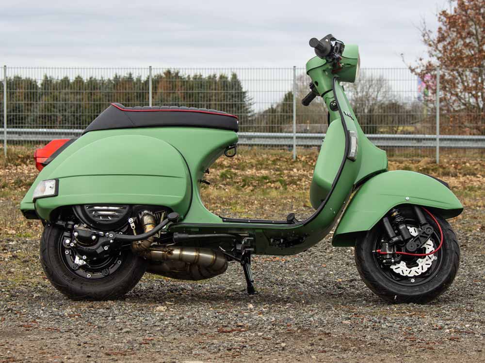 Custom Vespa PX 244 mit Scheibenbremse in Audi Reseda Grün