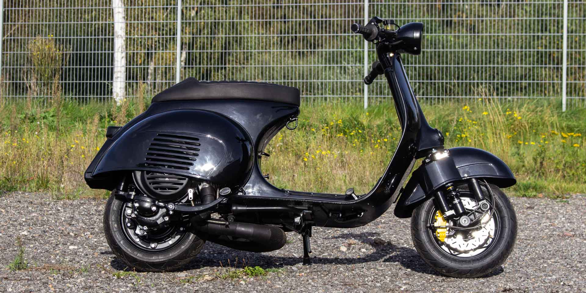 Custom Vespa Quattrini 244ccm in Ferrari Nero Daytona schwarz