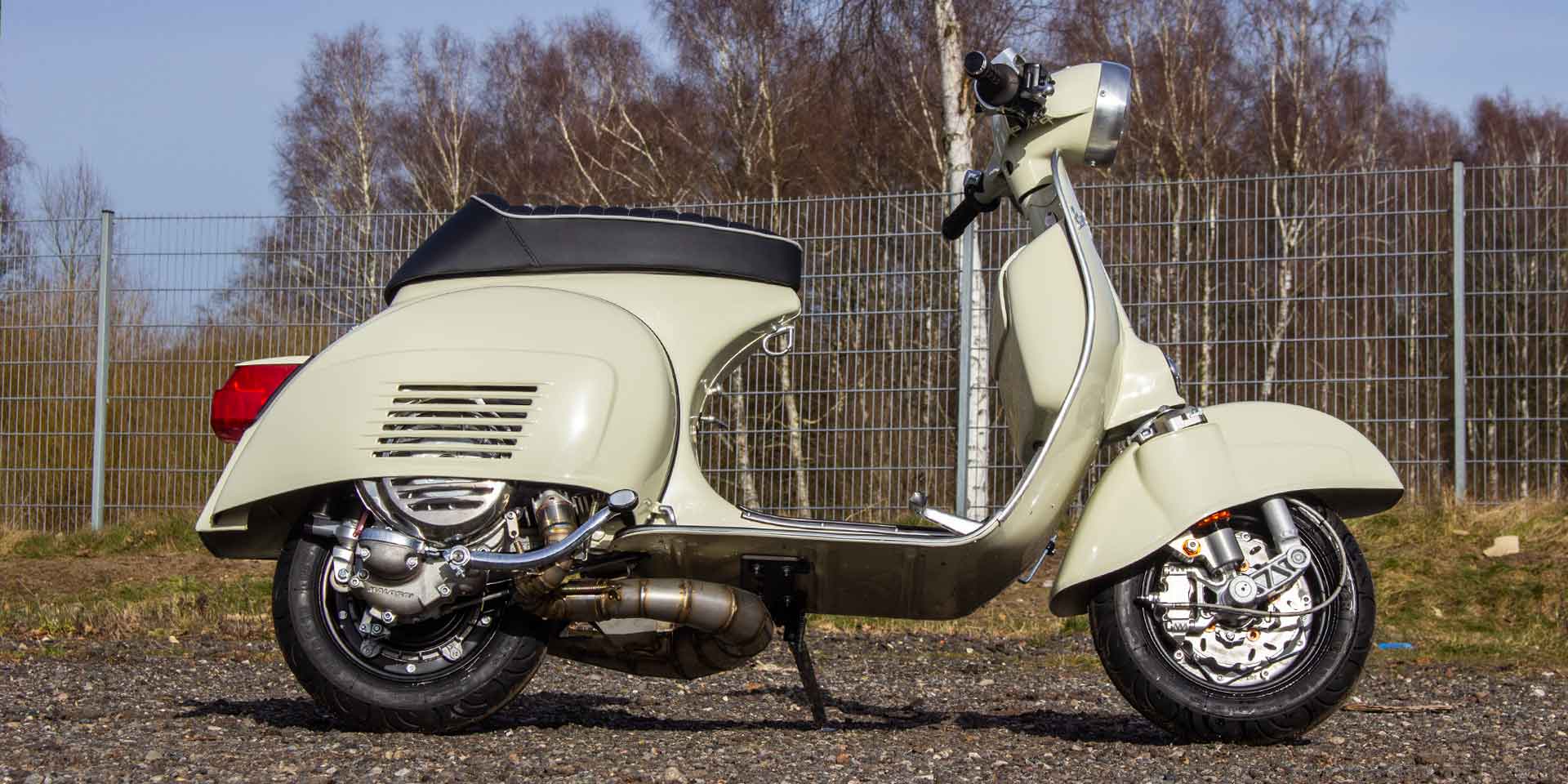Custom Vespa Rally 244 mit Scheibenbremse in Piaggio Avorio 909