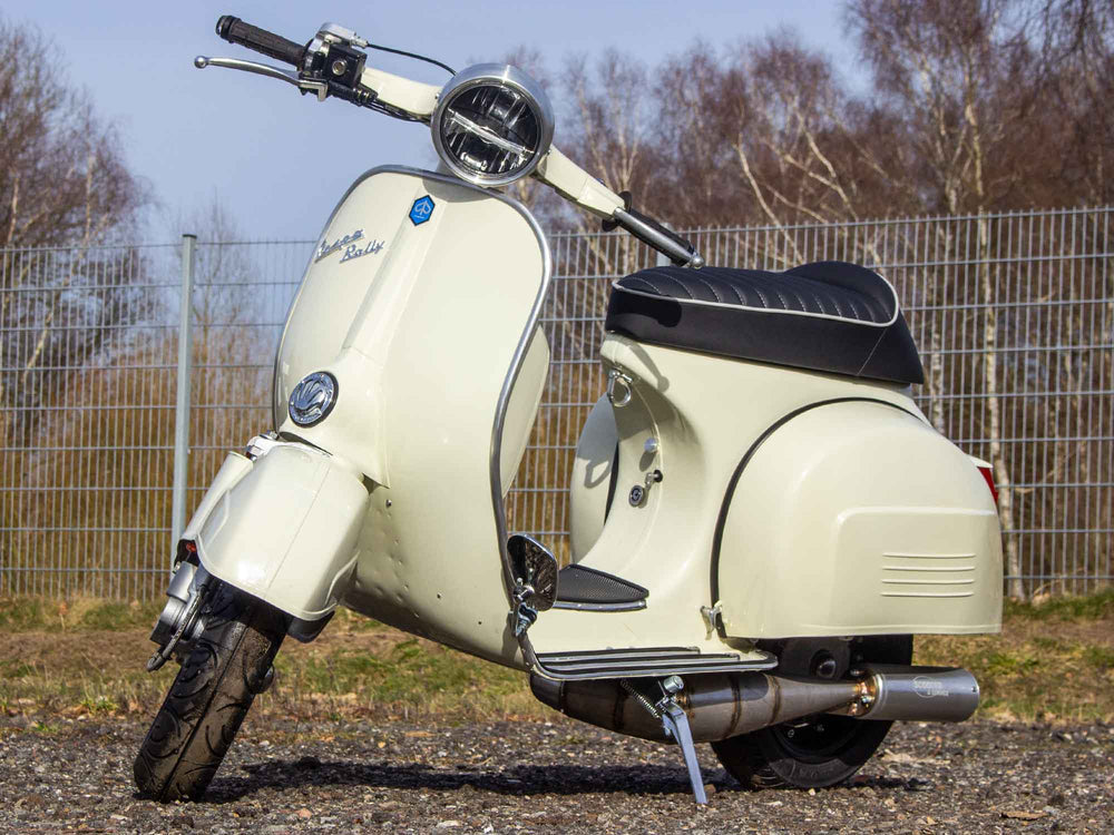 Custom Vespa Rally 244ccm mit Scheibenbremse und Rennauspuff in Piaggio Avorio 909