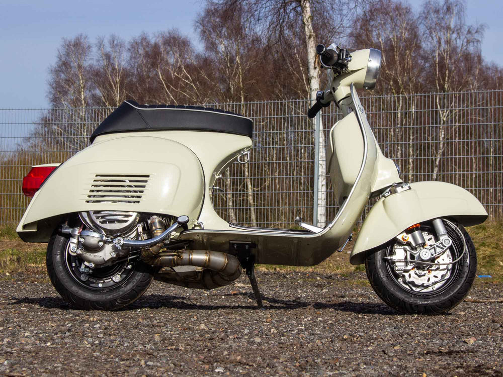 Custom Vespa Rally 244ccm mit Scheibenbremse und Rennauspuff in Piaggio Avorio 909