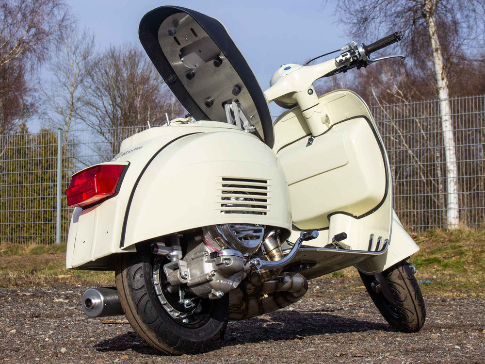 Custom Vespa Rally 244ccm mit Scheibenbremse und Rennauspuff in Piaggio Avorio 909