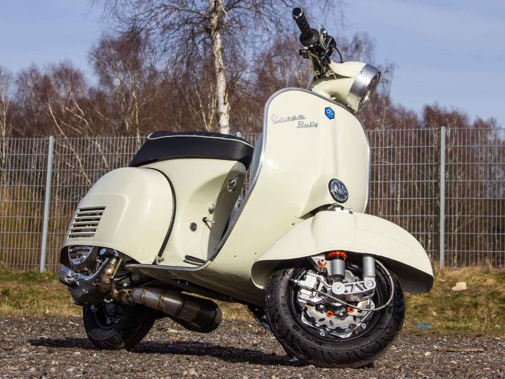 Custom Vespa Rally 244ccm mit Scheibenbremse und Rennauspuff in Piaggio Avorio 909