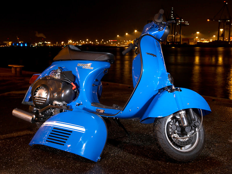 Die Custom Vespa Sprint 230 am Hamburger Hafen