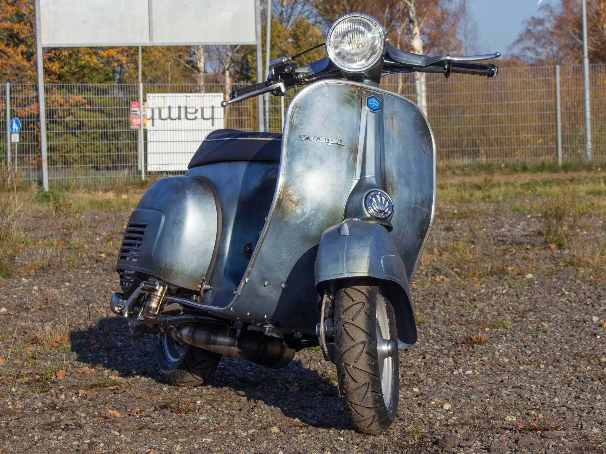 Custom Vespa Umbau Sprint 244ccm mit Scheibenbremse in Piaggio Azzurro Metallizzato 114 Rawstyle