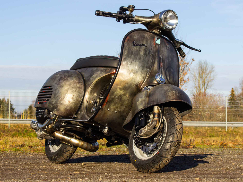 Custom Vespa Conversion GS 244 mit Scheibenbremse im Raw Metal Style