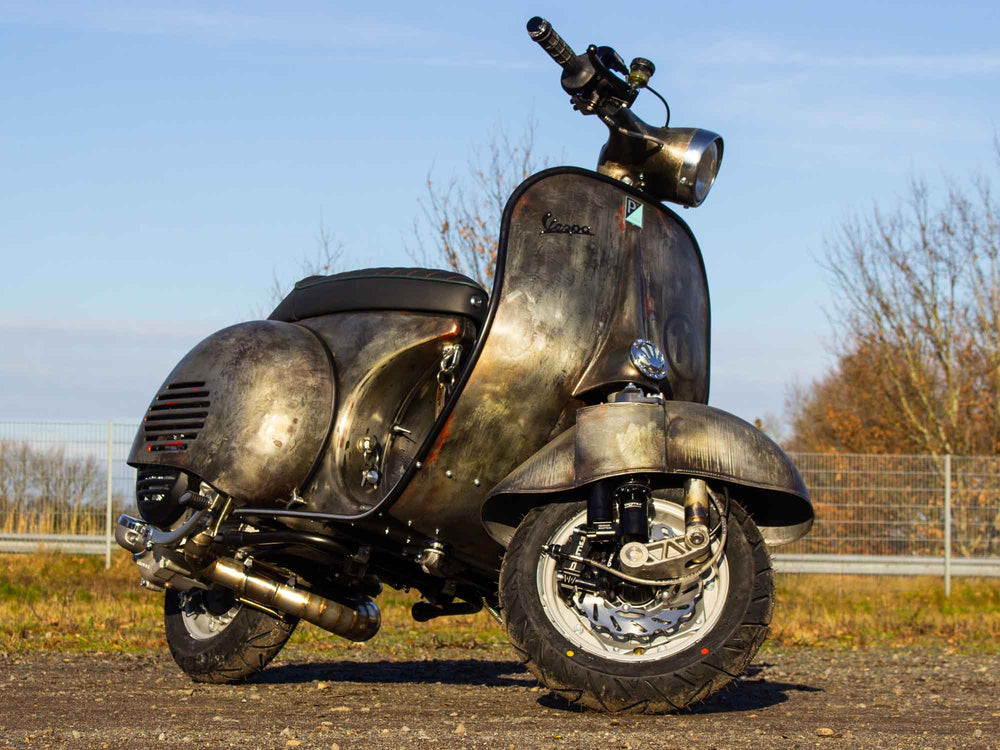 Custom Vespa Conversion GS 244 mit Scheibenbremse im Raw Metal Style