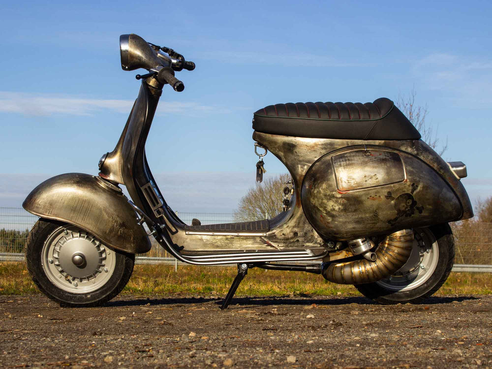 Custom Vespa Conversion GS 244 mit Scheibenbremse im Raw Metal Style