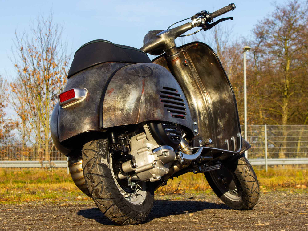 Custom Vespa Conversion GS 244 mit Scheibenbremse im Raw Metal Style