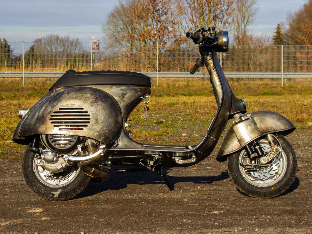 Custom Vespa Conversion GS 244 mit Scheibenbremse im Raw Metal Style
