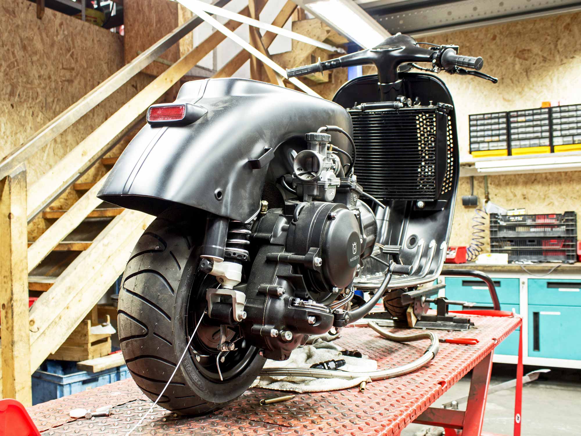 Die Custom Vespa PS 240 in der Werkstatt