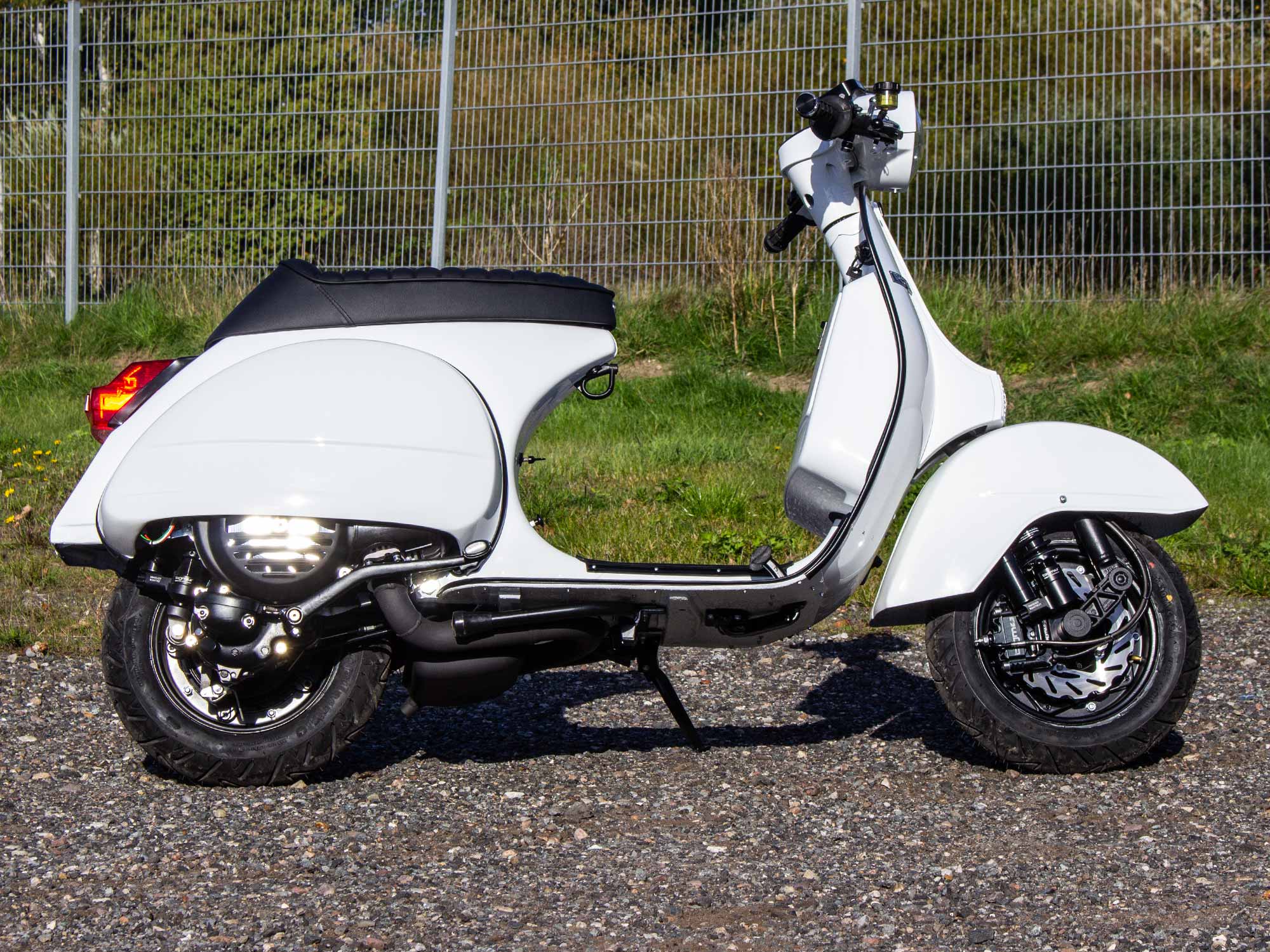 Custom Vespa Tuning Projekt PX 221ccm mit Scheibenbremse in Piaggio Weiß