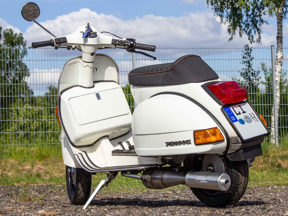 Custom Vespa Tuning PX 244ccm mit Scheibenbremse und Rennauspuff in Piaggio weiss