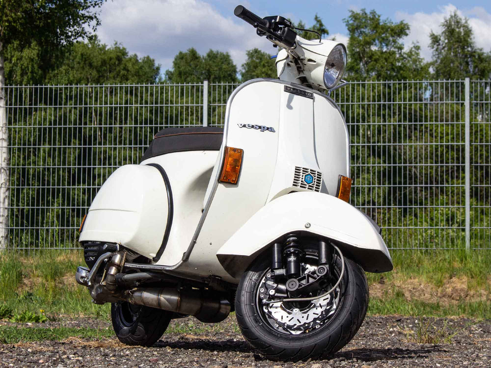 Custom Vespa Tuning PX 244ccm mit Scheibenbremse und Rennauspuff in Piaggio weiss