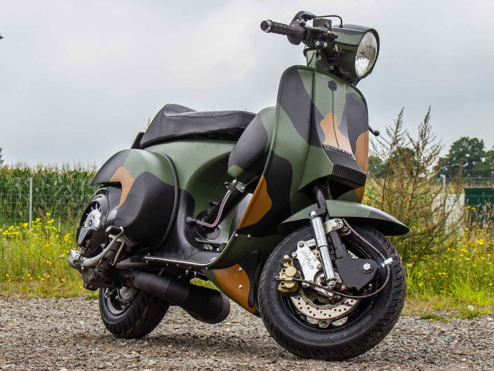 Custom Vespa PX Racer mit Lambretta Gabel und Drop Bar Lenker in Camouflage