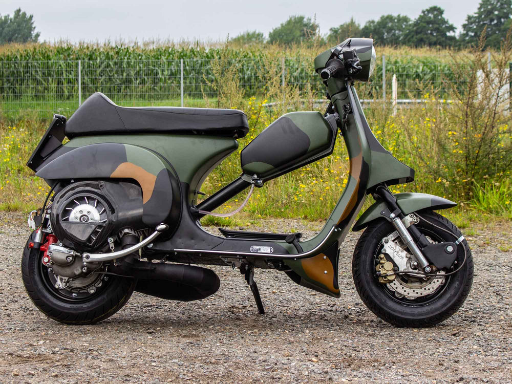 Custom Vespa PX Racer mit Lambretta Gabel und Drop Bar Lenker in Camouflage
