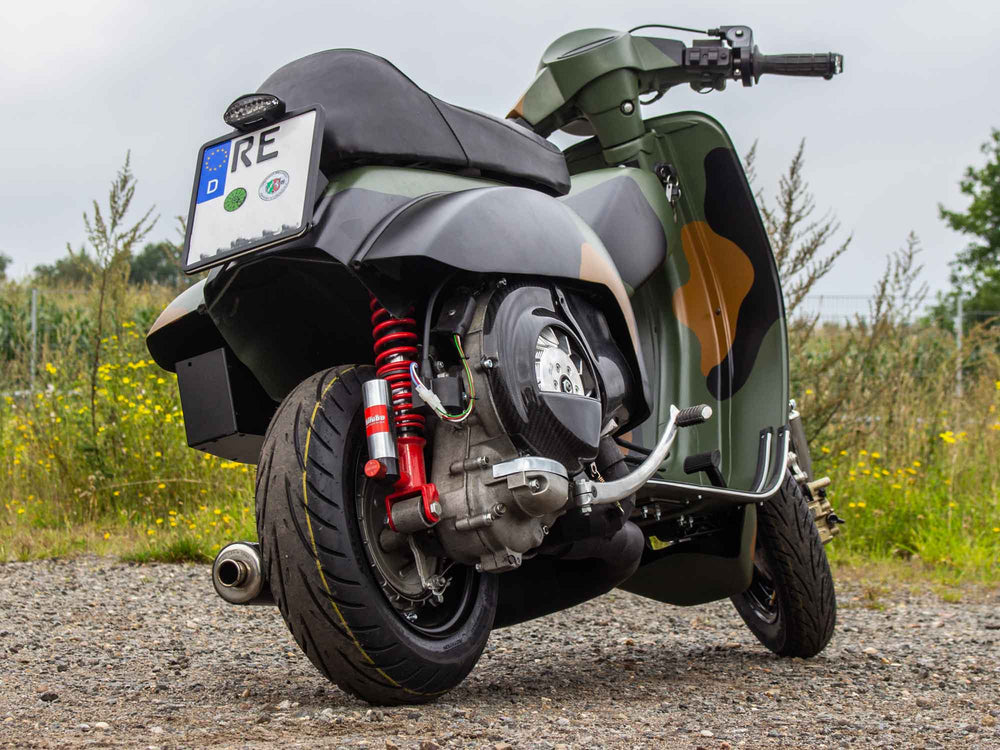 Custom Vespa PX Racer mit Lambretta Gabel und Drop Bar Lenker in Camouflage