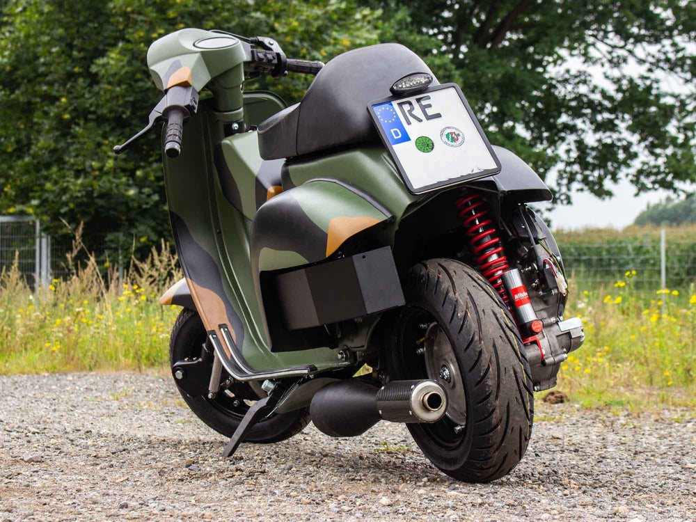 Custom Vespa PX Racer mit Lambretta Gabel und Drop Bar Lenker in Camouflage