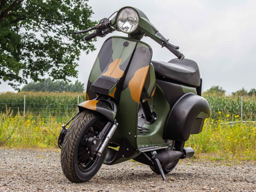 Custom Vespa PX Racer mit Lambretta Gabel und Drop Bar Lenker in Camouflage