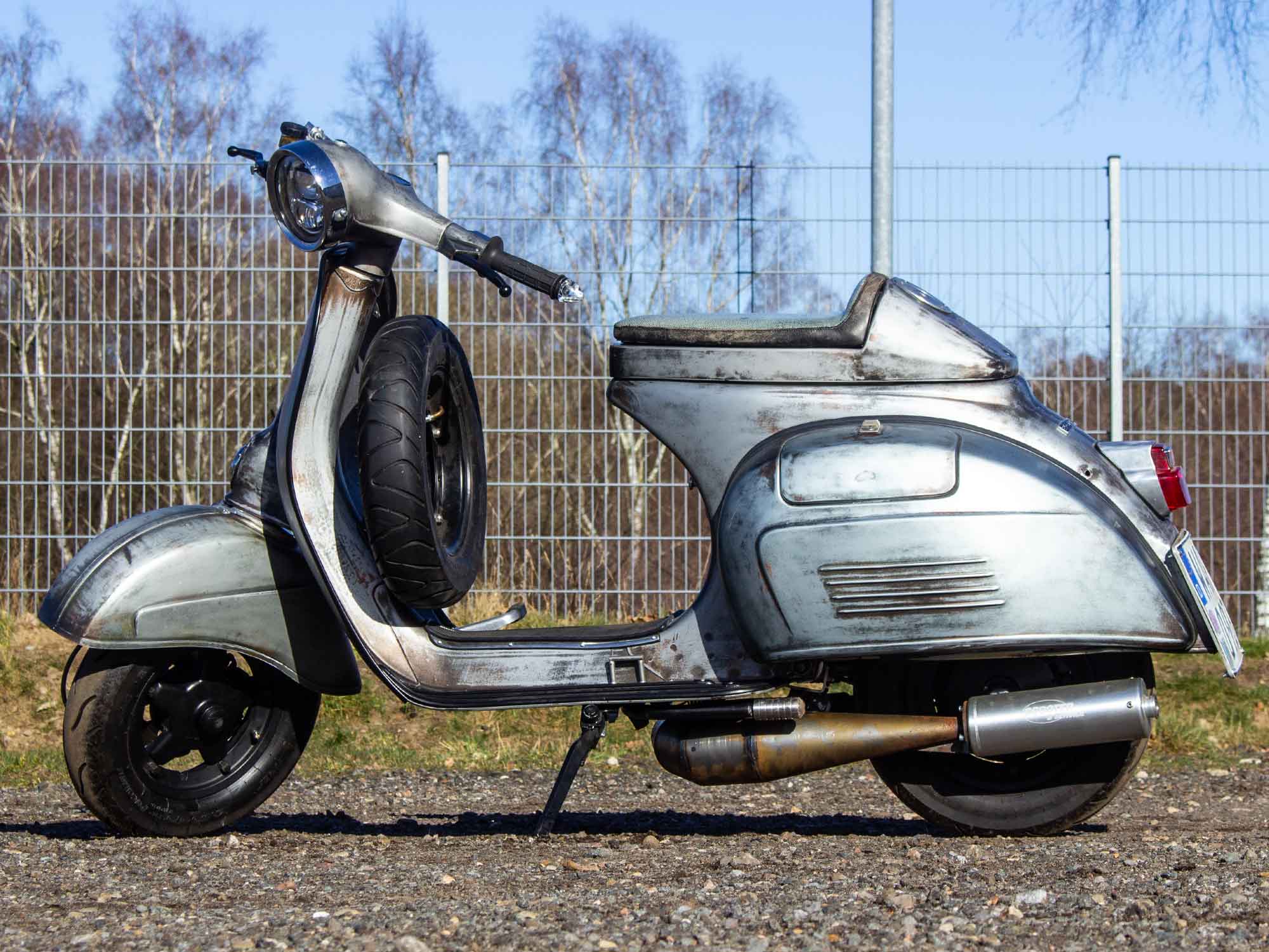 Custom Vespa Tuning Sprint 221 ccm Rawstyle mit Scheibenbremse und LED-Scheinwerfer