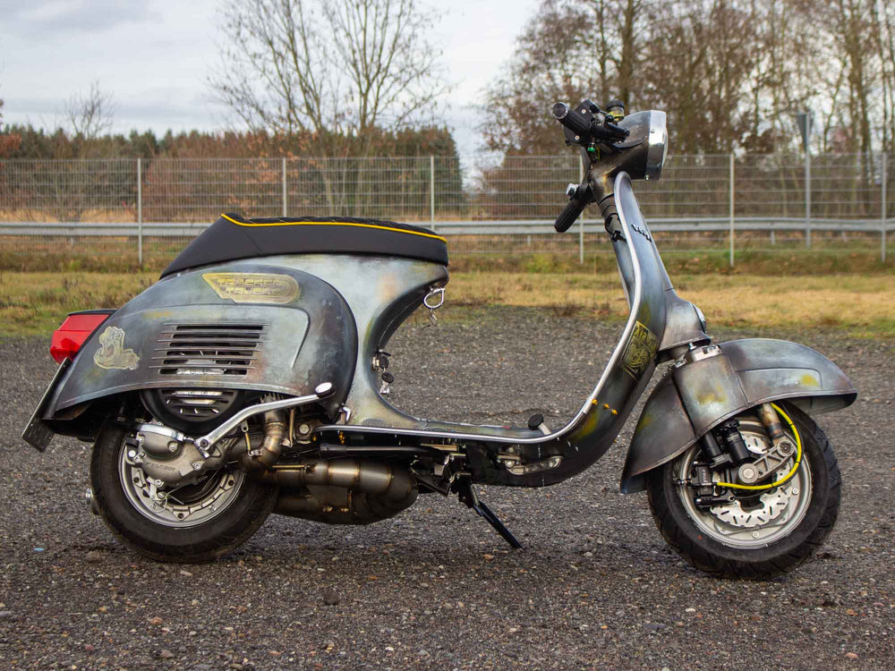 Custom Vespa Conversion Sprint 244 mit Scheibenbremse in Piaggio Azzurro Metallizzato 114 Rawstyle