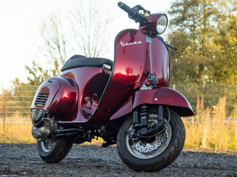 Custom Vespa V50 mit 200ccm Quattrini Motor und Scheibenbremse in Candy Apple Red