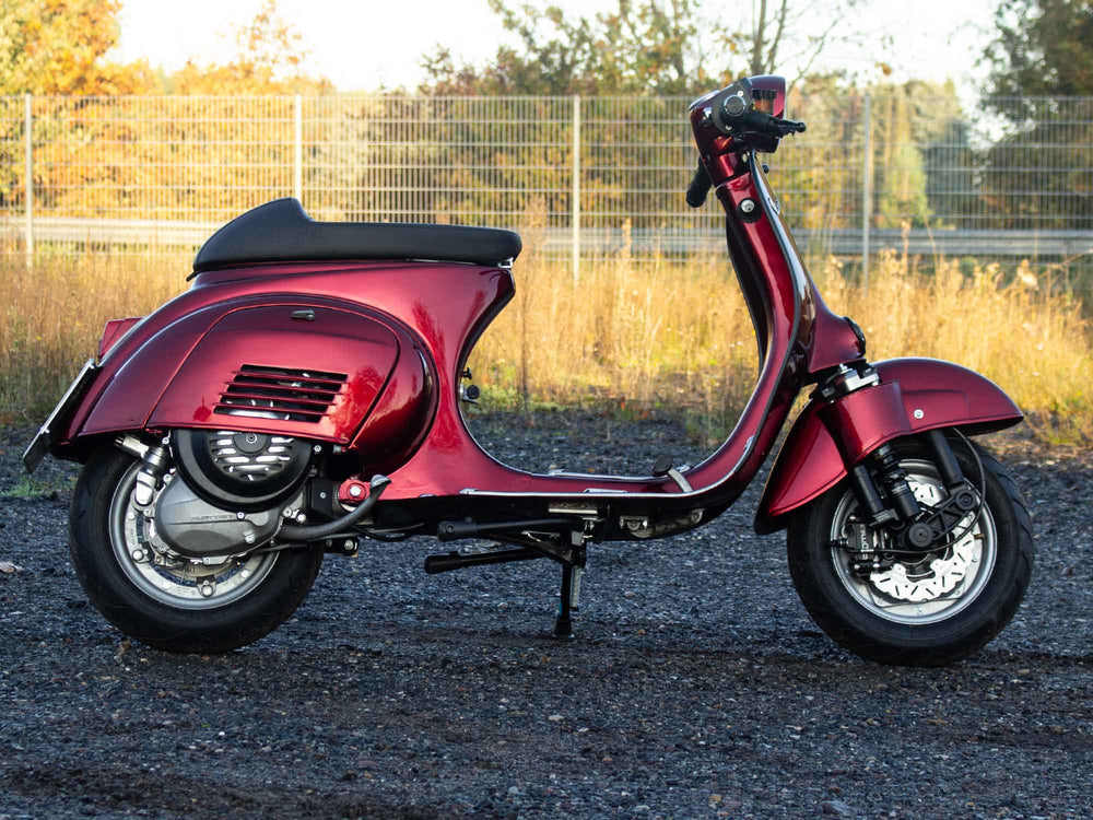 Custom Vespa V50 mit 200ccm Quattrini Motor und Scheibenbremse in Candy Apple Red