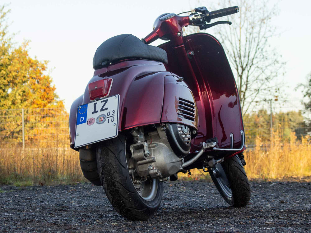Custom Vespa V50 mit 200ccm Quattrini Motor und Scheibenbremse in Candy Apple Red