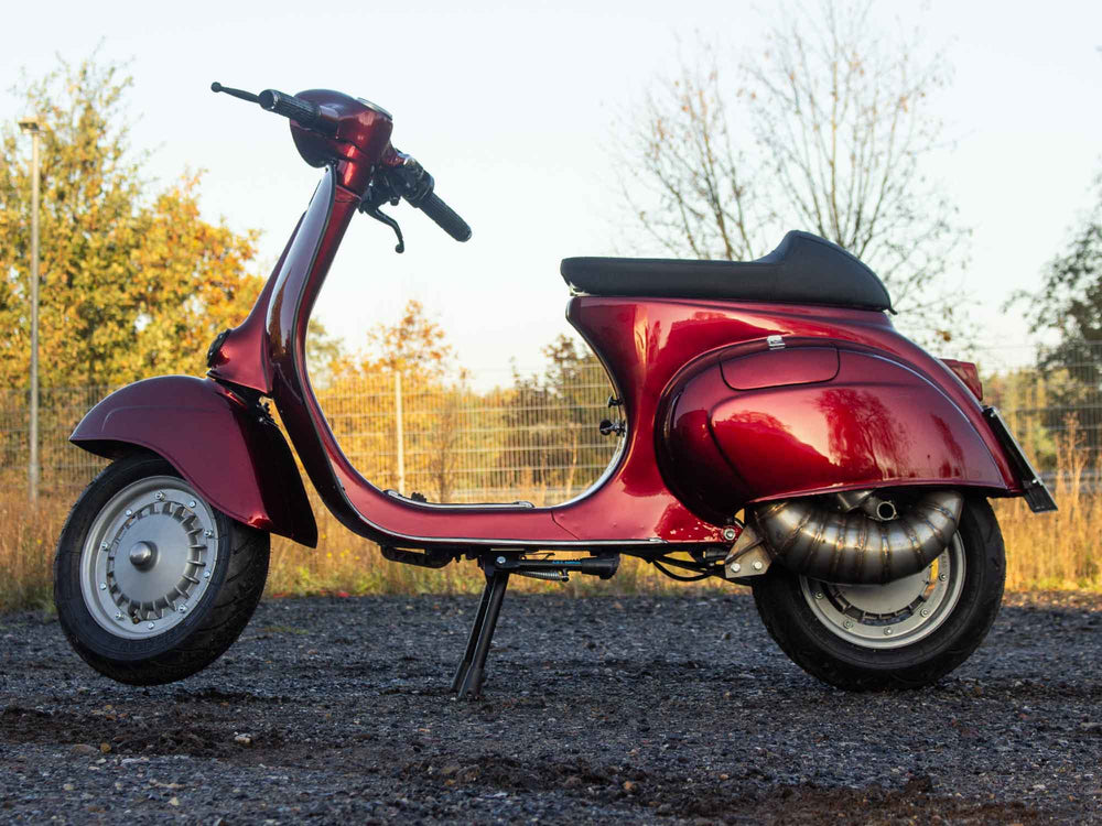 Custom Vespa V50 mit 200ccm Quattrini Motor und Scheibenbremse in Candy Apple Red