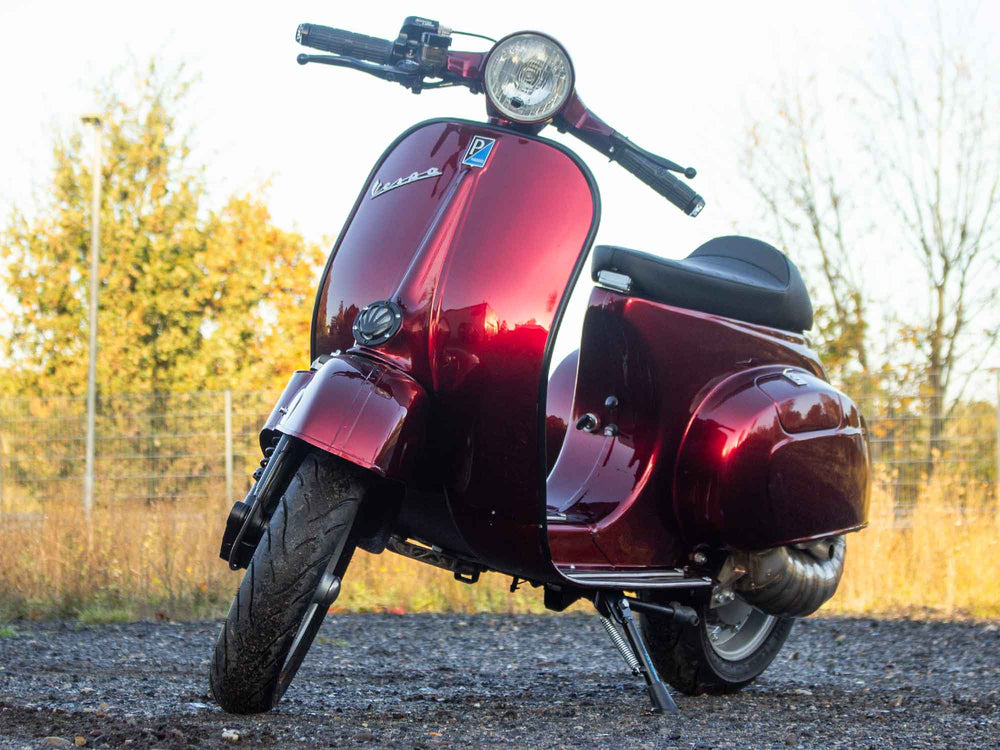 Custom Vespa V50 mit 200ccm Quattrini Motor und Scheibenbremse in Candy Apple Red