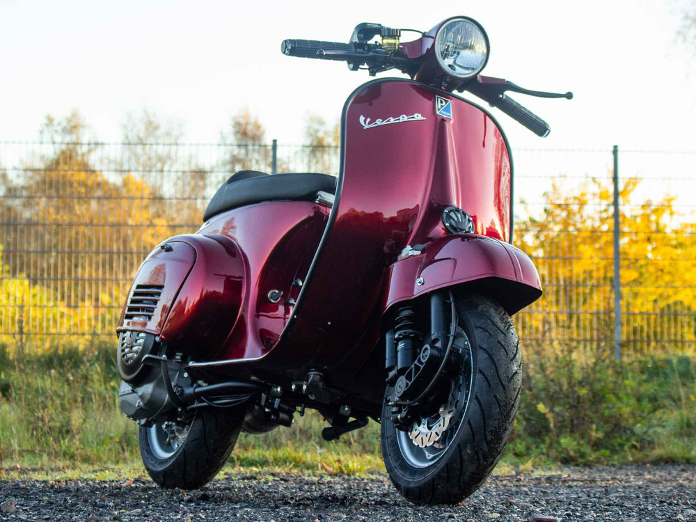 Custom Vespa V50 mit 200ccm Quattrini Motor und Scheibenbremse in Candy Apple Red