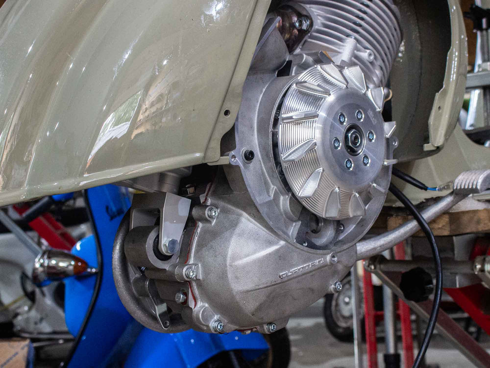 Custom Vespa Umbau V50 mit Quattrini 200ccm Motor und Scheibenbremse