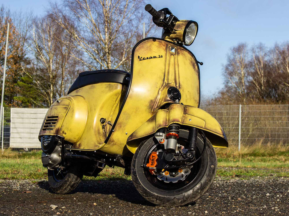 Custom Vespa Tuning Projekt V50 mit Scheibenbremse und Rawstyle Lackierung
