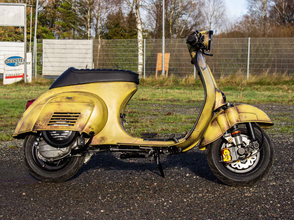 Custom Vespa Tuning Projekt V50 mit Scheibenbremse und Rawstyle Lackierung