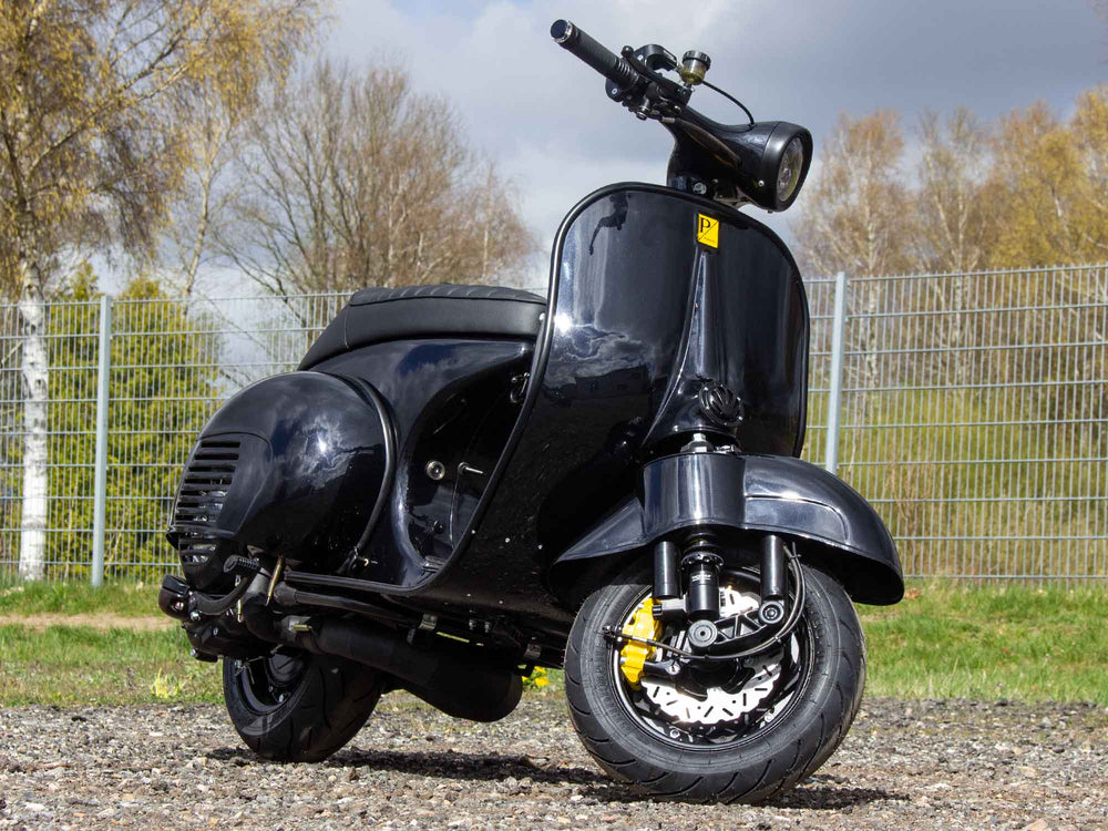 Custom Vespa VNB 244ccm mit Scheibenbremse in Ferrari Nero Daytona Schwarz Metallic 