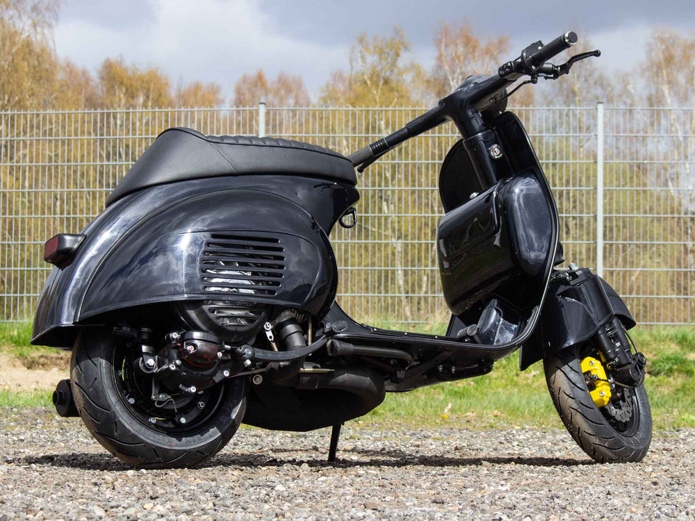 Custom Vespa VNB 244ccm mit Scheibenbremse in Ferrari Nero Daytona Schwarz Metallic 