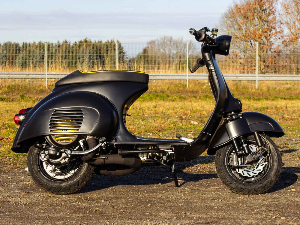 Custom Vespa VNB 244ccm mit Scheibenbremse und Sitzbanktank in Mattschwarz