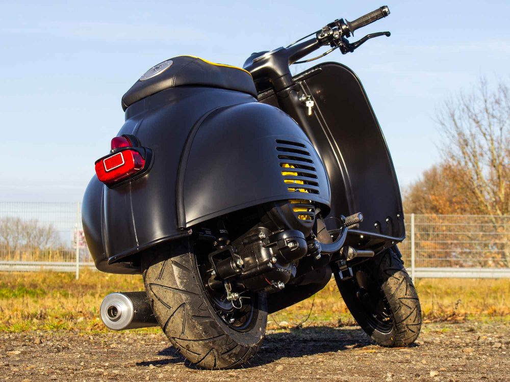Custom Vespa VNB 244ccm mit Scheibenbremse und Sitzbanktank in Mattschwarz