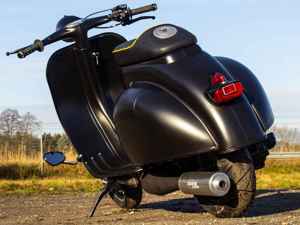 Custom Vespa VNB 244ccm mit Scheibenbremse und Sitzbanktank in Mattschwarz