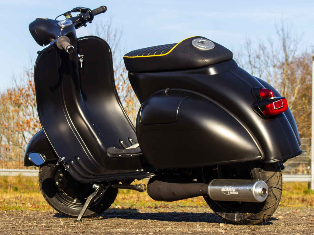 Custom Vespa VNB 244ccm mit Scheibenbremse und Sitzbanktank in Mattschwarz