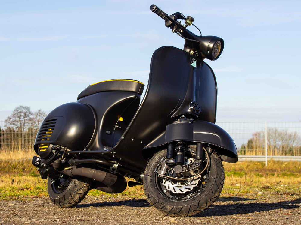 Custom Vespa VNB 244ccm mit Scheibenbremse und Sitzbanktank in Mattschwarz