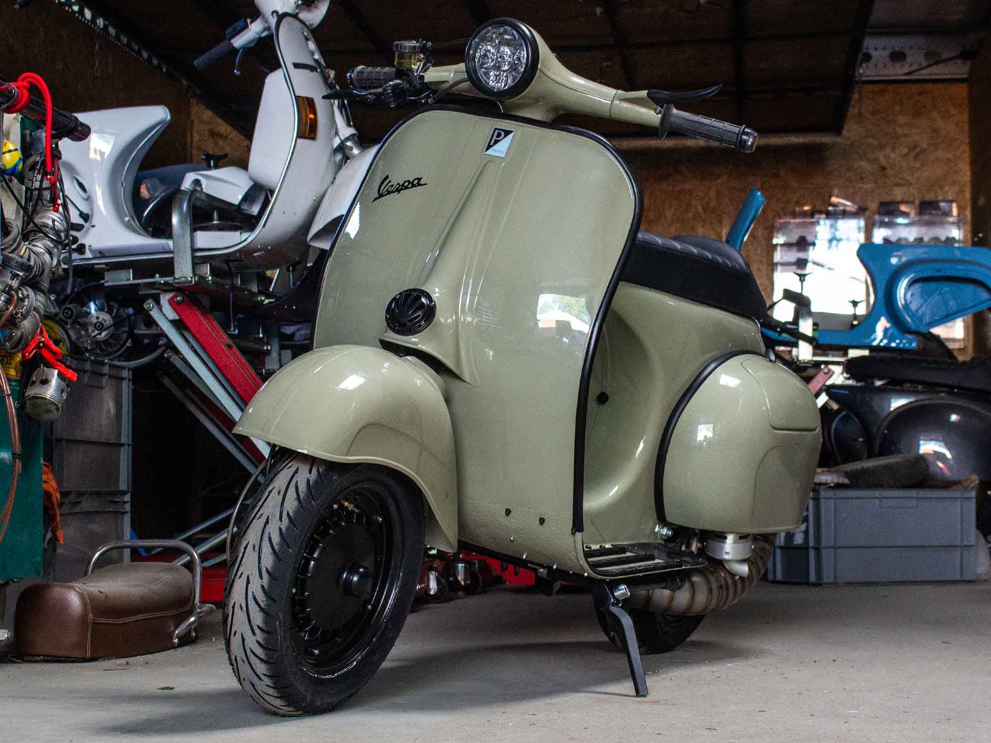 Custom Vespa Tuning VNB 244 in Porsche Steingrau