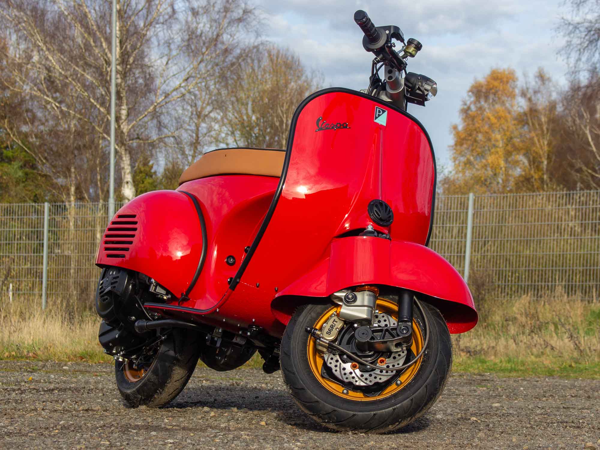 Custom Vespa Umbau Ferrari Tribute mit BFA 288ccm Motor in Ferrari Rosso Corsa