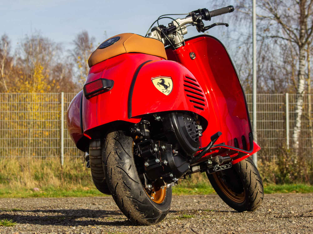Custom Vespa Umbau Ferrari Tribute mit BFA 288ccm Motor in Ferrari Rosso Corsa