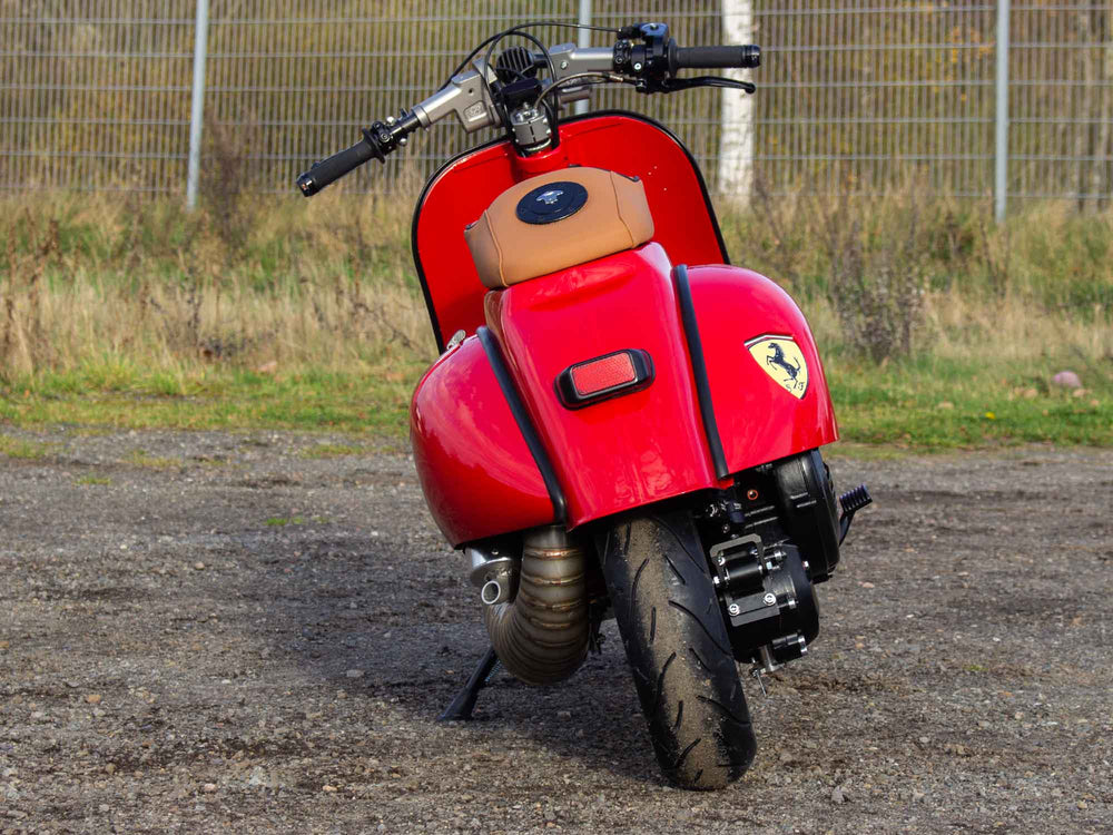 Custom Vespa Umbau Ferrari Tribute mit BFA 288ccm Motor in Ferrari Rosso Corsa