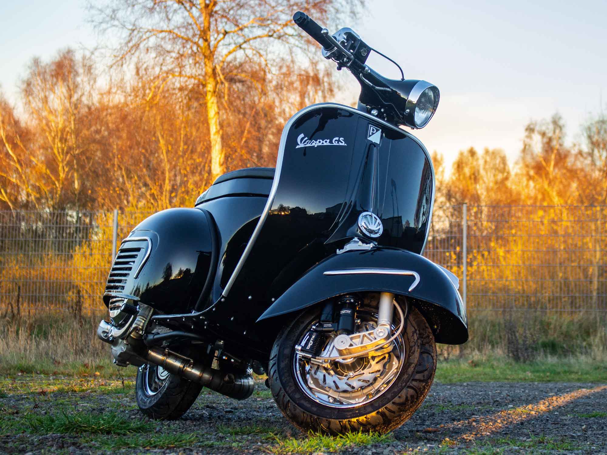 Custom Vespa Umbau GS4 mit Quattrini 244ccm Motor in Ferrari Nero Daytona Schwarz Metallic